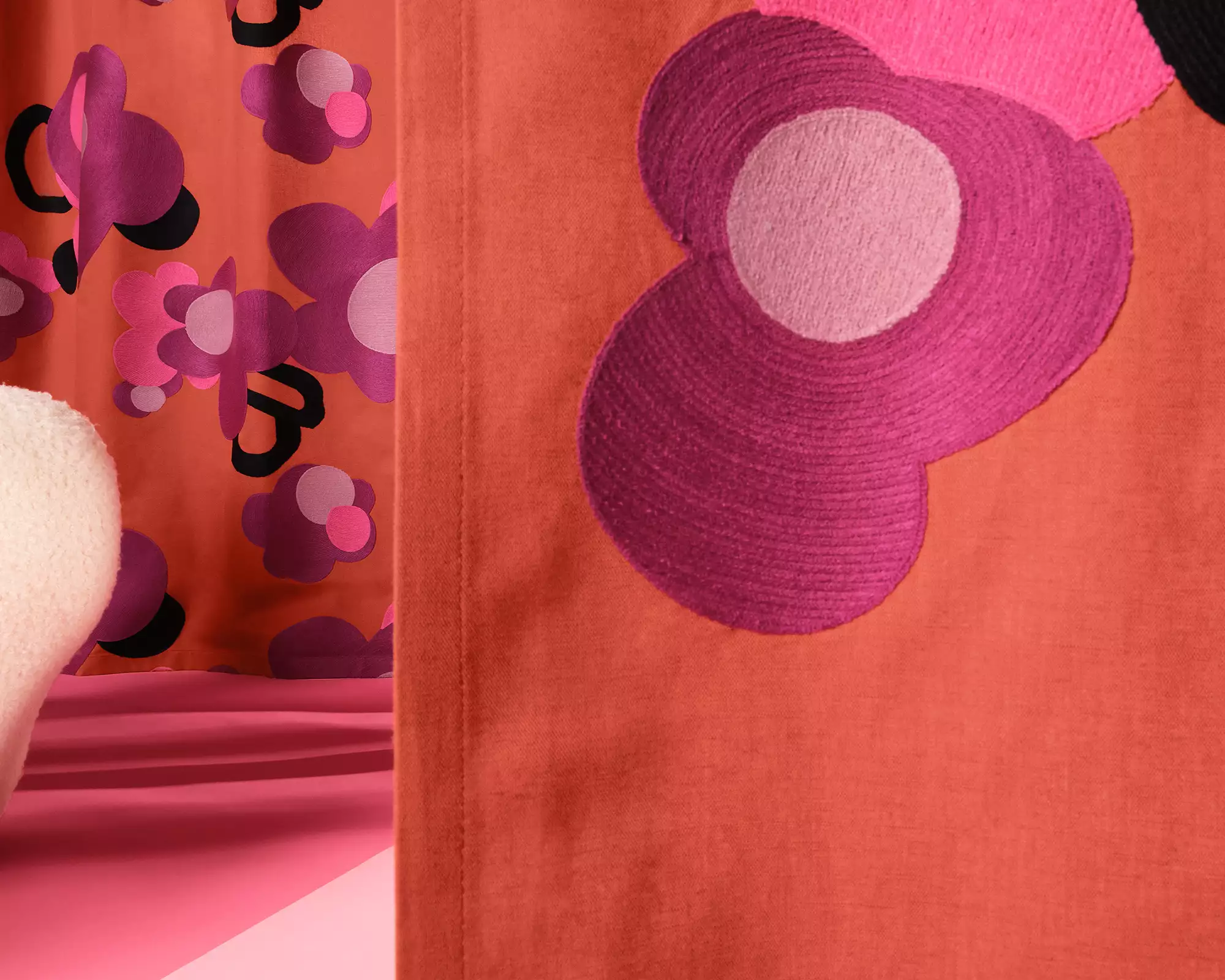 Création Baumann Joy Dekostoff Stickerei Blumen