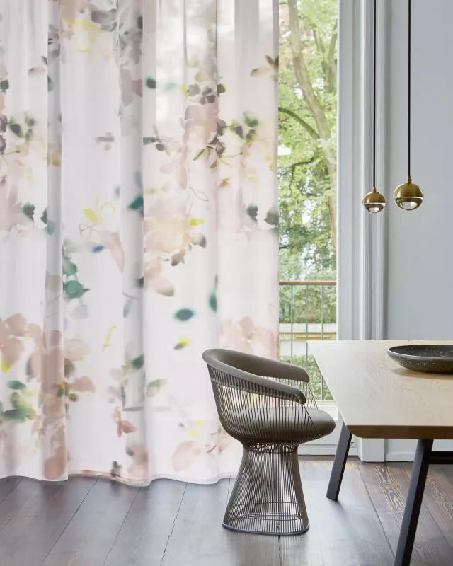 Création Baumann Siena Malva Vorhangstoff halbtransparent floral